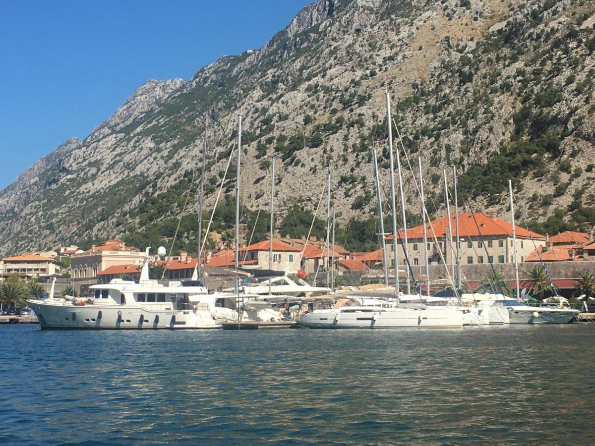 Art House 001 Hotell Kotor Exteriör bild