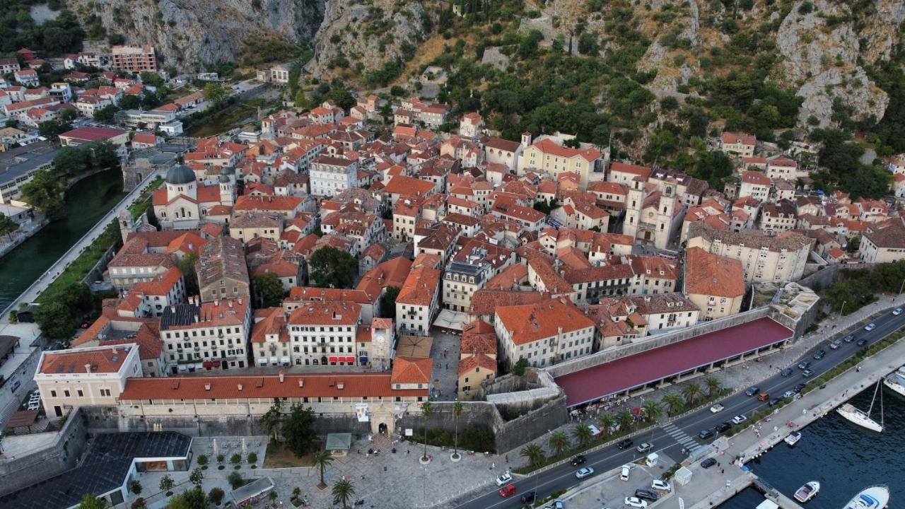 Art House 001 Hotell Kotor Exteriör bild
